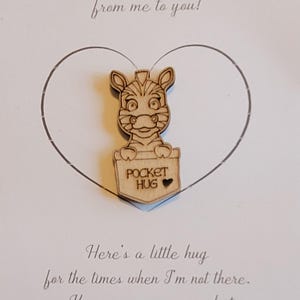 Hug in Ihrer Tasche Zebra Ornament Geschenkanhänger. Wird in Unifarbenem Naturholz geliefert Nicht lackiert