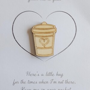 Hug in der Tasche Kaffeetasse Ornament Geschenkanhänger. Wird in Unifarbenem Naturholz geliefert Nicht lackiert
