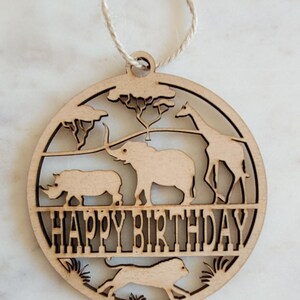 Alles Gute zum Geburtstag Afrikanische Safari Thema Ornament Geschenkanhänger. Wird in Unifarbenem Naturholz geliefert Nicht lackiert