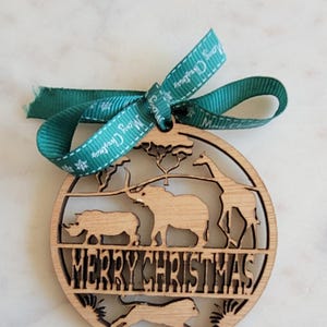 Frohe Weihnachten afrikanische Safari Thema Ornament Geschenkanhänger. Wird in Unifarbenem Naturholz geliefert Nicht lackiert