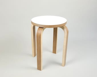 Skandinavischer Sperrholzhocker, Minimalistisches Möbel, Esszimmerstuhl - Handgemachte, langlebige und stilvolle Sitzlösung für Zuhause und Büro