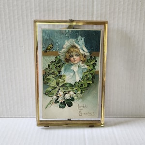 Antique 1911 Tuck & Sons Floral Missives Series Carte postale en relief dans un cadre photo en laiton tendu à ressort en verre biseauté