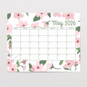 Pode incluir: Um calendário de maio de 2026 com fundo branco e um design floral de flores rosa e folhas verdes. A grelha do calendário é verde, com os dias da semana no topo. O texto "May 2026" está em verde.