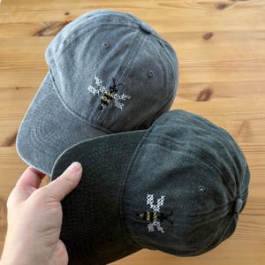 Casquette de baseball brodée à la main d'abeille | Bonnet style point de croix pour femme | Accessoire de broderie pour femme | Vêtements naturels | Cadeau fait main