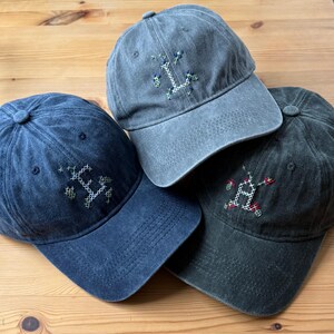 Monogramm Hand bestickte Baseballkappe | Initial Kreuzstich Hut | Personalisiertes Stickzubehör | Kundenspezifisches handgemachtes Garten-Geschenk