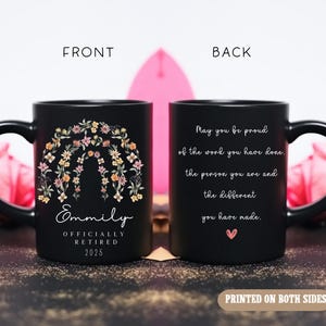Peut inclure: Une tasse &agrave; caf&eacute; noire avec un motif floral et le nom "Emmily" imprim&eacute; sur le devant. Le dos de la tasse porte le texte "May you be proud of the work you have done. The person you are and the different you have made." imprim&eacute; dessus.