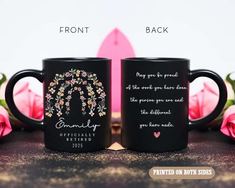 Peut inclure: Une tasse &agrave; caf&eacute; noire avec un motif floral et le nom "Emmily" imprim&eacute; sur le devant. Le dos de la tasse porte le texte "May you be proud of the work you have done. The person you are and the different you have made." imprim&eacute; dessus.
