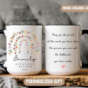Peut inclure: Une tasse &agrave; caf&eacute; en c&eacute;ramique blanche avec une anse et un bord noirs. La tasse pr&eacute;sente un motif floral et le texte "Emmily Officially Retired 2025". L'autre c&ocirc;t&eacute; de la tasse a le texte "May you be proud of the work you have done, the person you are and the different you have made." avec un petit c&oelig;ur rose.