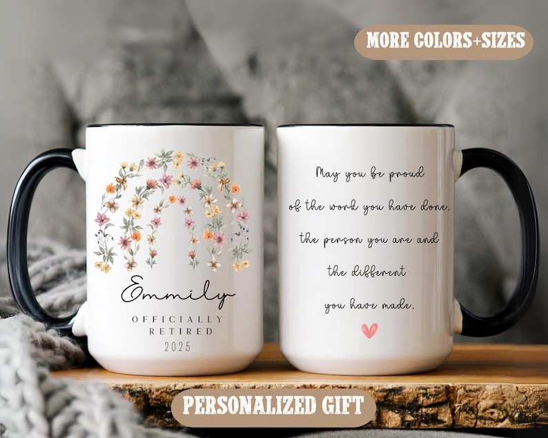 Peut inclure: Une tasse &agrave; caf&eacute; en c&eacute;ramique blanche avec une anse et un bord noirs. La tasse pr&eacute;sente un motif floral et le texte "Emmily Officially Retired 2025". L'autre c&ocirc;t&eacute; de la tasse a le texte "May you be proud of the work you have done, the person you are and the different you have made." avec un petit c&oelig;ur rose.
