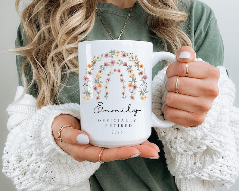 Peut inclure: Mug en c&eacute;ramique blanche avec un motif floral et le texte "Emily Officially Retired 2025".