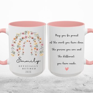Peut inclure: Une tasse &agrave; caf&eacute; rose et blanche avec un motif floral et le texte "Emmily Officially Retired 2025". L'autre c&ocirc;t&eacute; de la tasse a le texte "May you be proud of the work you have done, the person you are and the difference you have made."