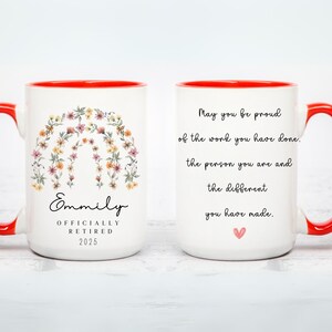 Peut inclure: Une tasse &agrave; caf&eacute; blanche avec un bord et une poign&eacute;e rouges. La tasse pr&eacute;sente un motif floral et le texte "Emmily Officially Retired 2025". L'autre c&ocirc;t&eacute; de la tasse porte le texte "May you be proud of the work you have done. the person you are and the different you have made." avec un petit c&oelig;ur rose.