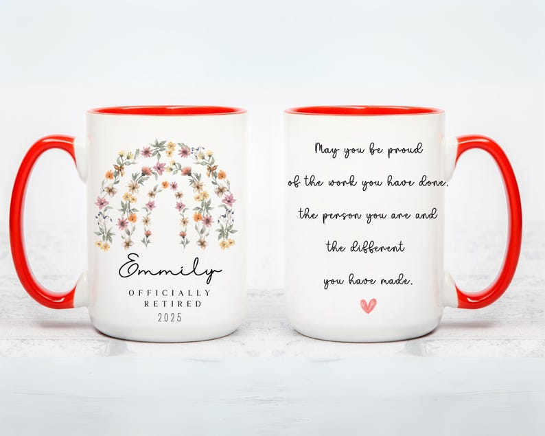 Peut inclure: Une tasse &agrave; caf&eacute; blanche avec un bord et une poign&eacute;e rouges. La tasse pr&eacute;sente un motif floral et le texte "Emmily Officially Retired 2025". L'autre c&ocirc;t&eacute; de la tasse porte le texte "May you be proud of the work you have done. the person you are and the different you have made." avec un petit c&oelig;ur rose.