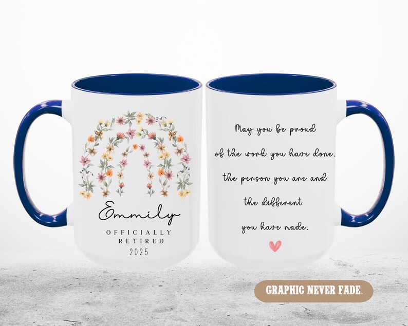 Peut inclure: Une tasse &agrave; caf&eacute; blanche avec un bord et une poign&eacute;e bleus. La tasse pr&eacute;sente un motif floral et le texte "Emmily Officially Retired 2025". L'autre c&ocirc;t&eacute; de la tasse a le texte "May you be proud of the work you have done, the person you are and the different you have made."