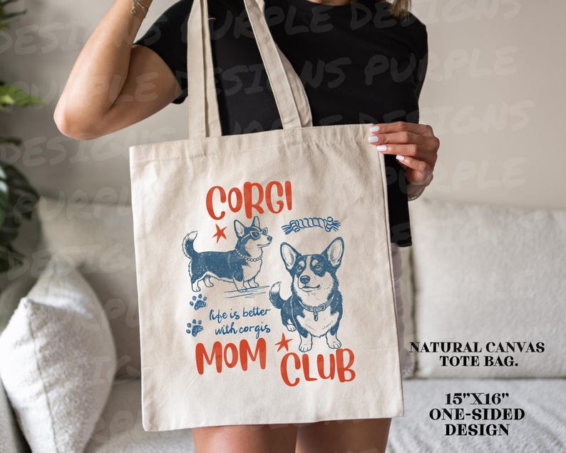 Puede incluir: Bolso tote de lona natural con un dise&ntilde;o de una cara con dos corgis ilustrados, huellas de patas y las palabras "CORGI MOM CLUB". La bolsa mide 38 cm x 41 cm.