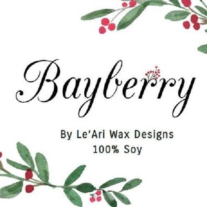 Puede incluir: Un fondo blanco con la palabra "Bayberry" en escritura elegante. El texto "By Le'Ari Wax Designs" y "100% Soy" est&aacute;n debajo. Ramas de acuarela de hojas verdes y bayas rojas enmarcan el texto.