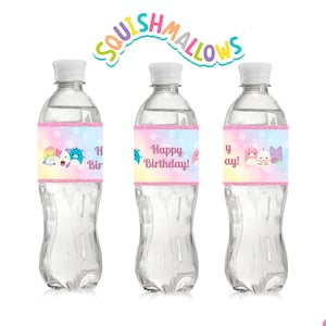 Puede incluir: Tres botellas de agua de plástico transparente con etiquetas coloridas que representan personajes de dibujos animados y el texto "Squishmallows" y "¡Feliz cumpleaños!"