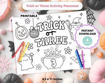 以下が含まれることがあります： 「Trick or Three」の文字が入った、白黒印刷可能なハロウィーンアクティビティプレースマット。カボチャ、幽霊、魔女、大釜のイラストが含まれています。プレースマットのサイズは21.6 x 27.9 cmです。