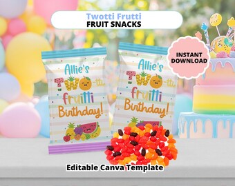 Peut inclure: Deux sachets de collations aux fruits avec le texte "Allie's Two Frutti Birthday!" et des illustrations de fruits. L'image comprend également un tas de collations aux fruits et un gâteau à plusieurs niveaux.