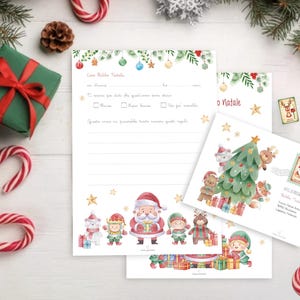 Può includere: Set di cancelleria a tema natalizio con lettera, busta e adesivi decorativi. La lettera ha un bordo festivo e spazio per scrivere. La busta è adornata da illustrazioni di un albero di Natale e di Babbo Natale. Sono visibili anche bastoncini di zucchero e un regalo.