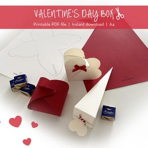 Può includere: Modello di scatola di San Valentino stampabile in formato PDF. Il modello include una scatola a forma di cuore, una scatola a forma di cono e una scatola piatta. Le scatole sono decorate con cuori rossi e bianchi.