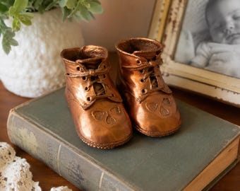 Vintage bronzefarbene Babyschuhe Andenken Paar 1950er Jahre galvanisierte erste Schuhe Kinderzimmer Dekor Mid-Century Style