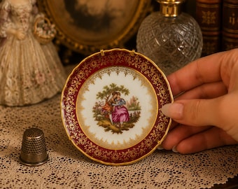 Vintage Limoges Frankreich Kabinett Porzellanteller, Werbung Paar Szene, Burgund & Gold 4-Zoll-Miniatur-Teller