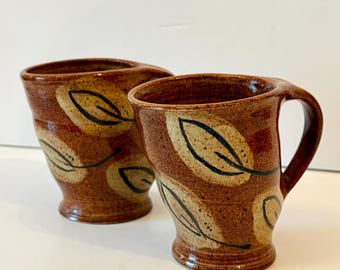 Paar Vintage handgemachte Studio Keramik Tassen signierte Artisan gesprenkelte Steingut rustikale Cottagecore Drinkware