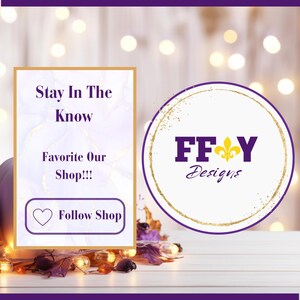 以下が含まれることがあります： 「Stay In The Know」と「Favorite Our Shop!!!」というテキストと、ハートのアイコンと「Follow Shop」というテキストが書かれた、紫と金のグラフィック。グラフィックには、金と紫で「FF&Y Designs」というテキストが書かれた円も含まれています。