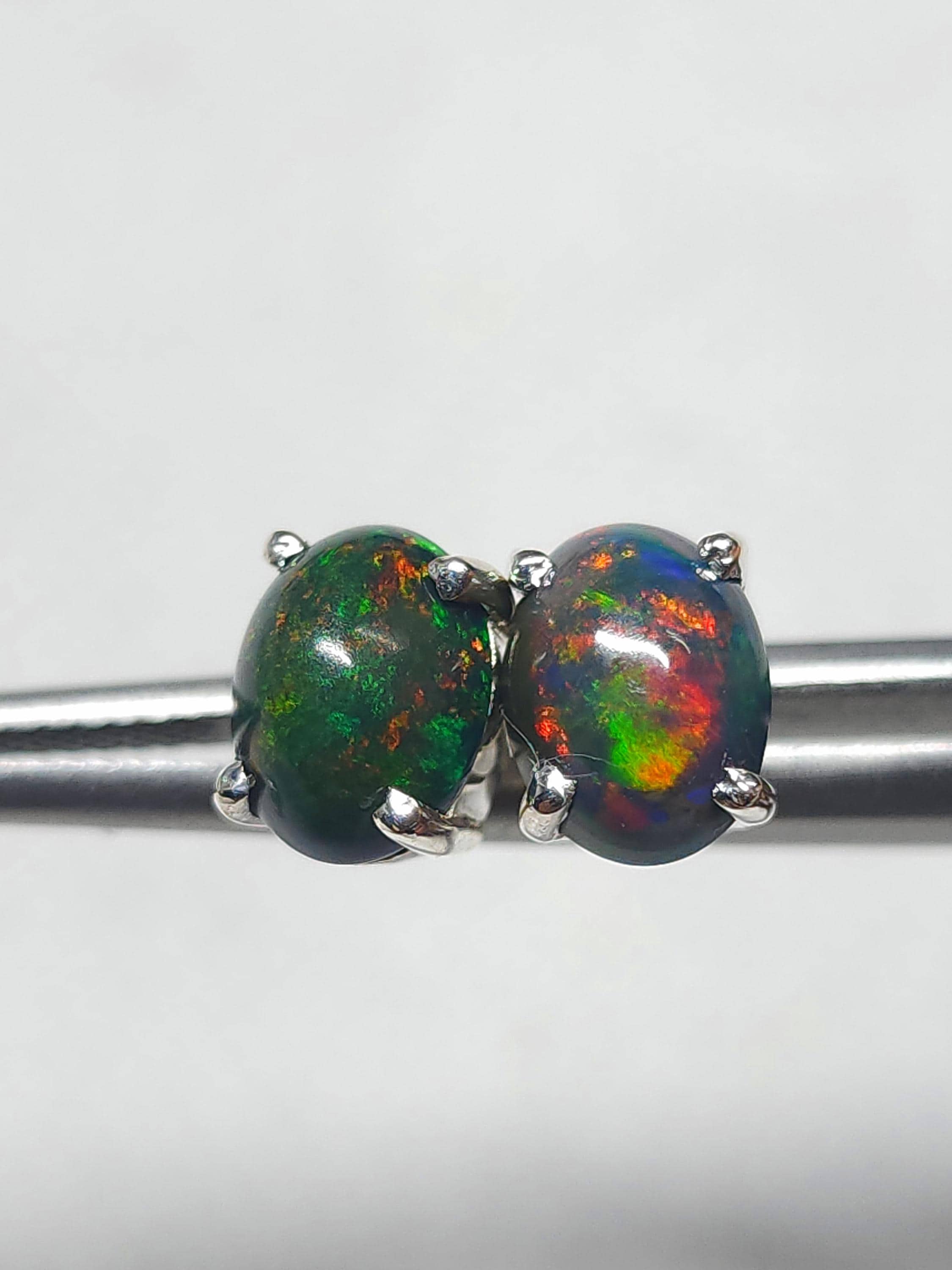 Orecchini in argento sterling 925 con opale nero naturale 8 x 6 mm e placcatura in oro e nero - Italia