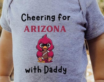 Benutzerdefinierte Baby Body Anfeuern auf Arizona Football Schauen Sonntag Football Game Day Zahnrad Neugeborene Baby-Dusche-Geschenk Kleiner Vogel Outfit Rookie