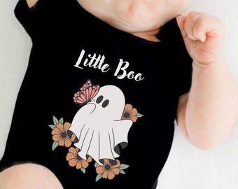Idées cadeaux pour une baby shower d'Halloween : body fantôme pour bébé, tenue d'automne mignonne.
