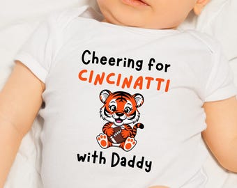Body bébé football Cincinnati personnalisé cadeau tigre orange et noir équipement de jour de match nom personnalisé vêtements pour bébé et tout-petit qui dey