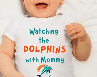 Regarder les dauphins avec maman Body pour bébé Floride Cadeau de shower de bébé Vêtements pour bébé mignon Nouveau cadeau maman Cadeau papa Football du dimanche