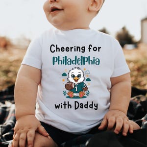Benutzerdefinierte Philly Fußball-Baby-Sport-Bodysuit-Geschenk für neue Mutter oder Vater gerade Sonntag Fußball Kinder Outfit Baby Adler Neugeborenen-Baby-Dusche-Idee White Tshirt