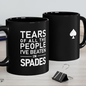 Trofeo de espadas personalizado Regalo de espadas Taza de campeón de espadas de 11 oz en blanco o negro "Lágrimas de todas las personas a las que he vencido en SPADES"
