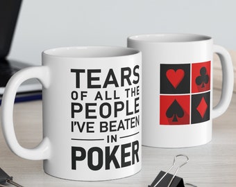 Divertida taza con forma de trofeo de póquer. Lágrimas de todas las personas a las que he vencido en el PÓQUER. Regalo personalizado para campeón de póquer. Taza de 11 oz en blanco o negro