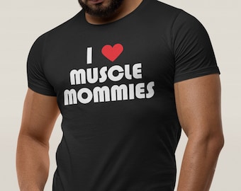 I Love Muscle Mommies Shirt Funny Gym Pump Cover T-shirt voor mannen of vrouwen I Heart Muscle Mommies MUSCLE MOMMY shirt, uniseks Bella Canvas T-shirt