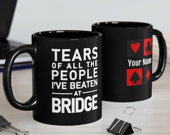 Divertida taza con trofeo BRIDGE, regalo para jugadores de bridge, taza de campeón de bridge, taza de 11 oz en blanco o negro, "Lágrimas de todo el pueblo"