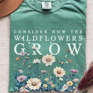 Wildflower bijbelvers shirt comfort kleuren, overweeg hoe de wilde bloemen groeien Tee Luke 12:27 christelijk shirt Floral Faith T-shirt voor vrouwen