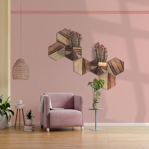 2 sechseckige Wandpflanzgefäße + 5 Wandfliesen. Einzigartiger vertikaler Garten. Handgemachte Blumentöpfe. Keramik und Holz. Nachhaltige originelle Dekorationsgeschenke.