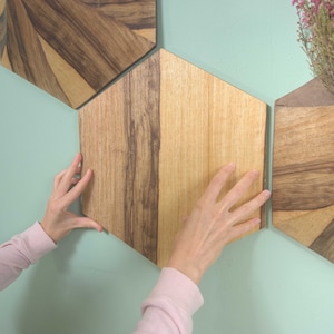 8 sechseckige Wandfliesen für dein Büro, Flur usw. Sechsecke aus Naturholz. Bienenwabendekor, originell & nachhaltig. Leichte Montage