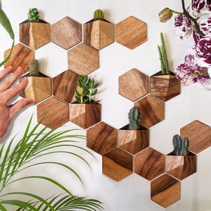 Regalo para amantes de las plantas: juego de mini macetas de pared, decoración única para jardín interior, juego de macetas pequeñas y bonitas (7 macetas + 13 azulejos).
