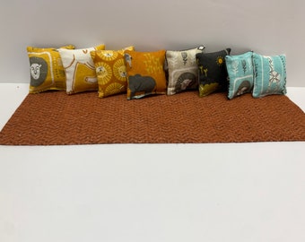 Coussins d'oreiller miniatures pour maison de poupée 1/12, 4 pièces, pour canapé, lit, meubles, jouet Coussins d'oreiller miniatures pour maison de poupée 1/12, 4 pièces, pour canapé, lit, meubles, jouet