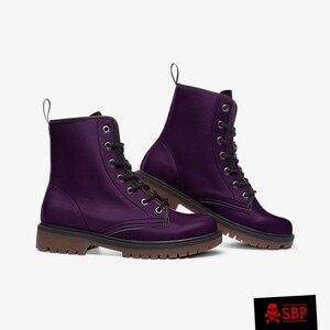 Stivali da combattimento viola scuro in velluto, scarpe gotiche witchcore in ecopelle, calzata ampia e leggere immagine 3