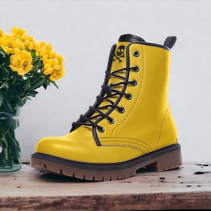 Klassiek geel / gotisch, punk, gevechtslaarzen in unisex casual lichtgewicht veganistisch leer: voor dames, heren en tieners aangepaste schoenen