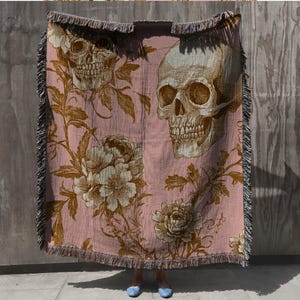 Manta de tapiz floral con calavera gótica: manta tejida estilo cottagecore oscuro, decoración de esqueletos para el hogar
