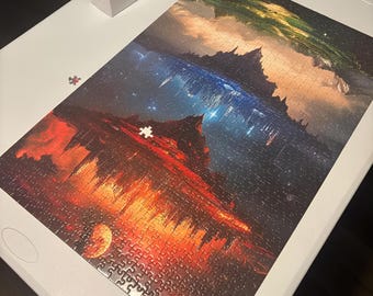 Peut inclure: Un puzzle assemblé représentant un paysage fantastique avec une couche inférieure rouge feu, une couche intermédiaire bleue et blanche et une couche supérieure verte. Les pièces du puzzle sont toutes en place et l'image est claire et détaillée.
