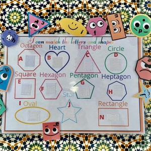 Peut inclure: Un tableau éducatif coloré avec différentes formes et lettres. Le tableau comprend un carré, un hexagone, un pentagone, un heptagone, un ovale, une étoile, un rectangle, un octogone, un cœur, un triangle et un cercle. Chaque forme a une lettre et un espace vide correspondant pour l'appariement.