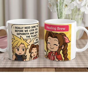 Könnte beinhalten: Zwei weiße Keramikbecher mit Cartoon-Illustrationen. Auf einem Becher ist eine Figur mit stacheligen blonden Haaren und dem Text "I REALLY NEED SOME TEA BEFORE WE LOOK FOR SEPHIROTH AND SAVE THE PLANET" abgebildet. Der andere Becher trägt die Aufschrift "Healing Brew".